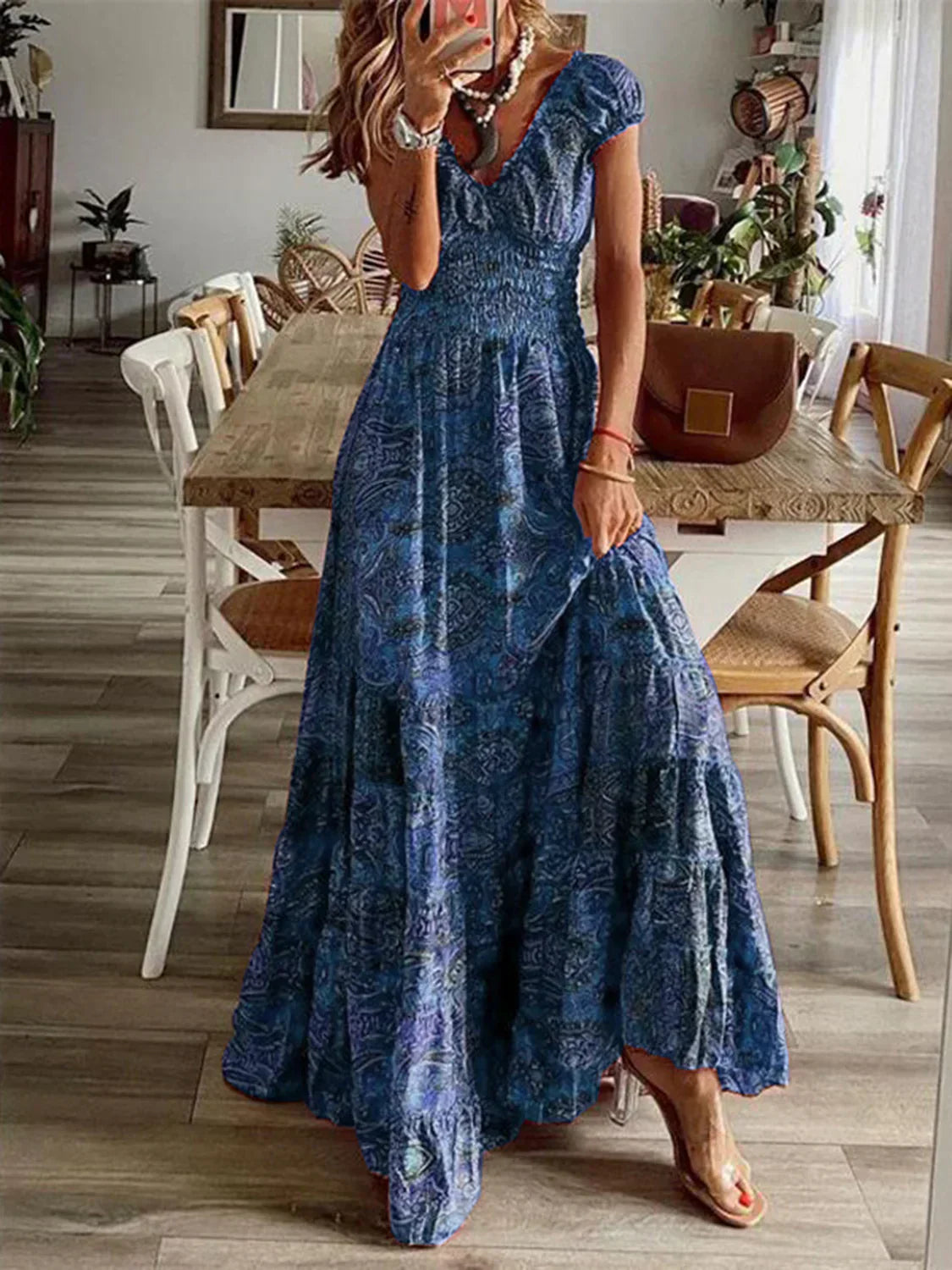 ND | Grande robe avec décolleté en V smocké et manches courtes