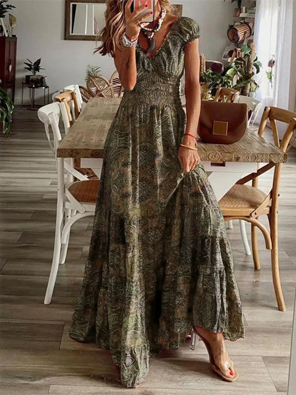 ND | Grande robe avec décolleté en V smocké et manches courtes