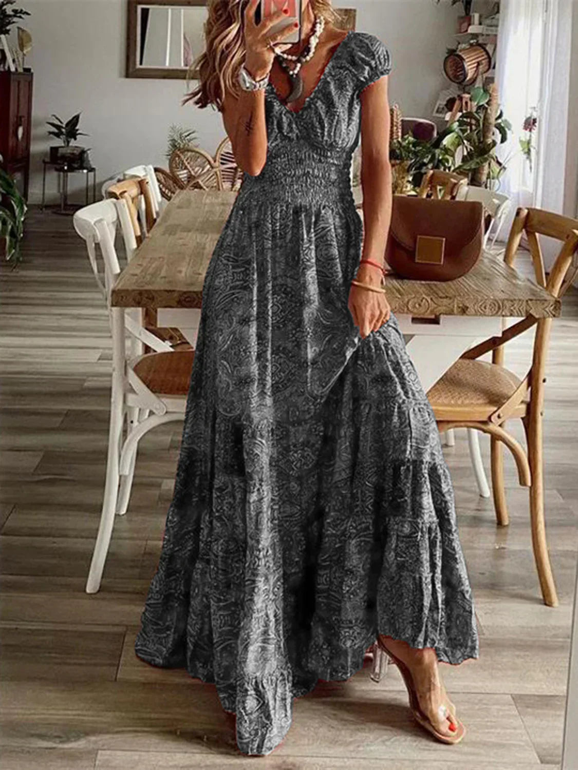 ND | Grande robe avec décolleté en V smocké et manches courtes