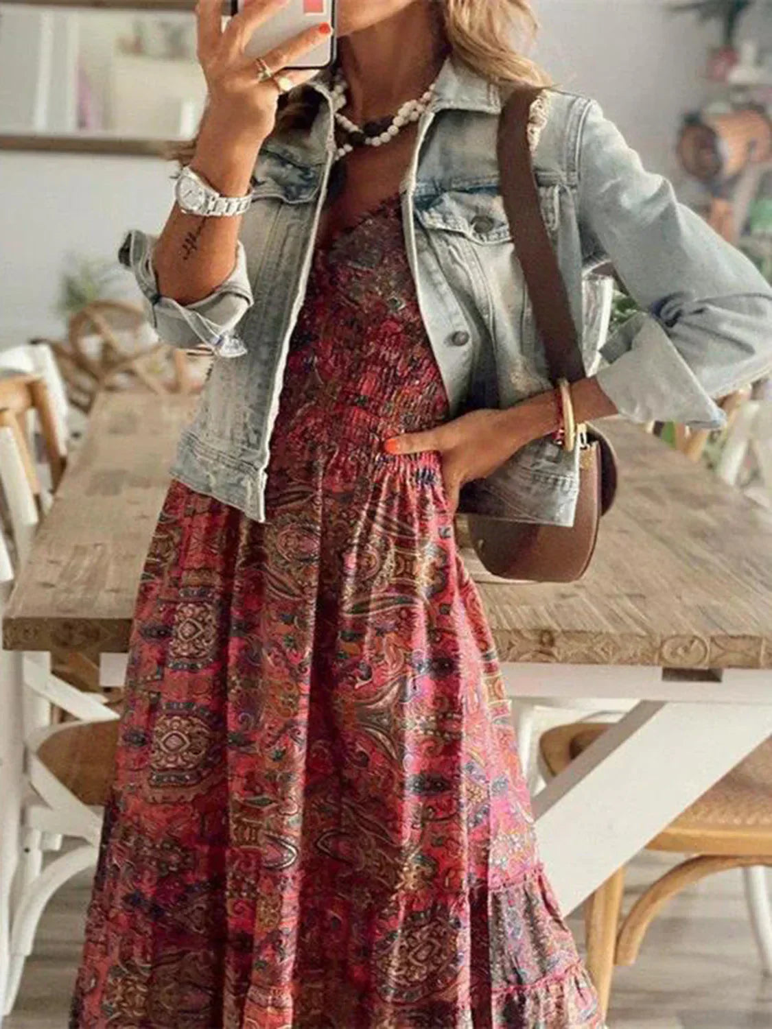ND | Grande robe avec décolleté en V smocké et manches courtes