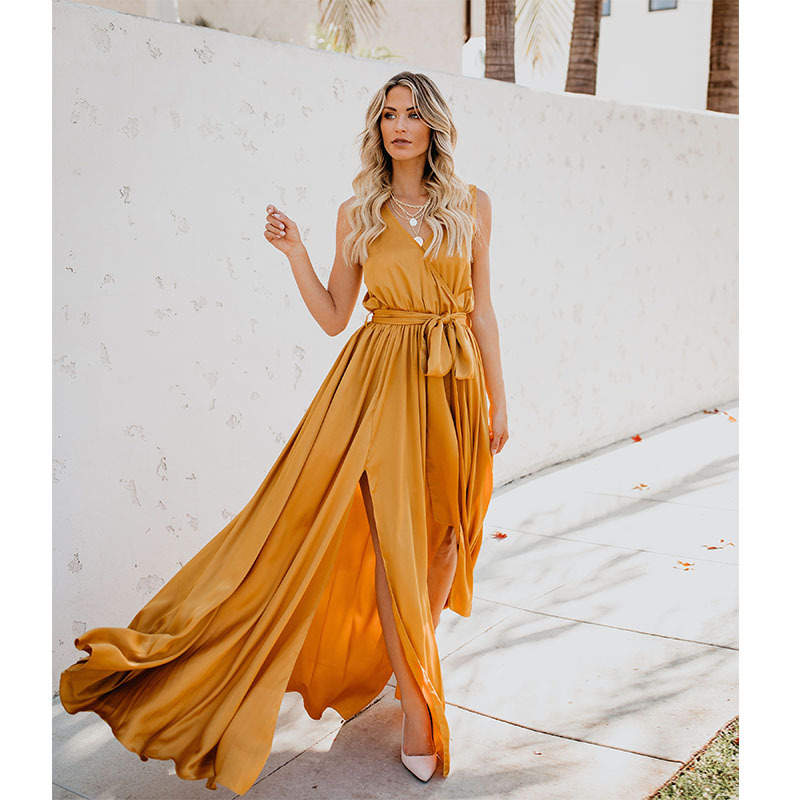 EP | Robe longue décolletée, sans manches, avec ceinture boutonnée