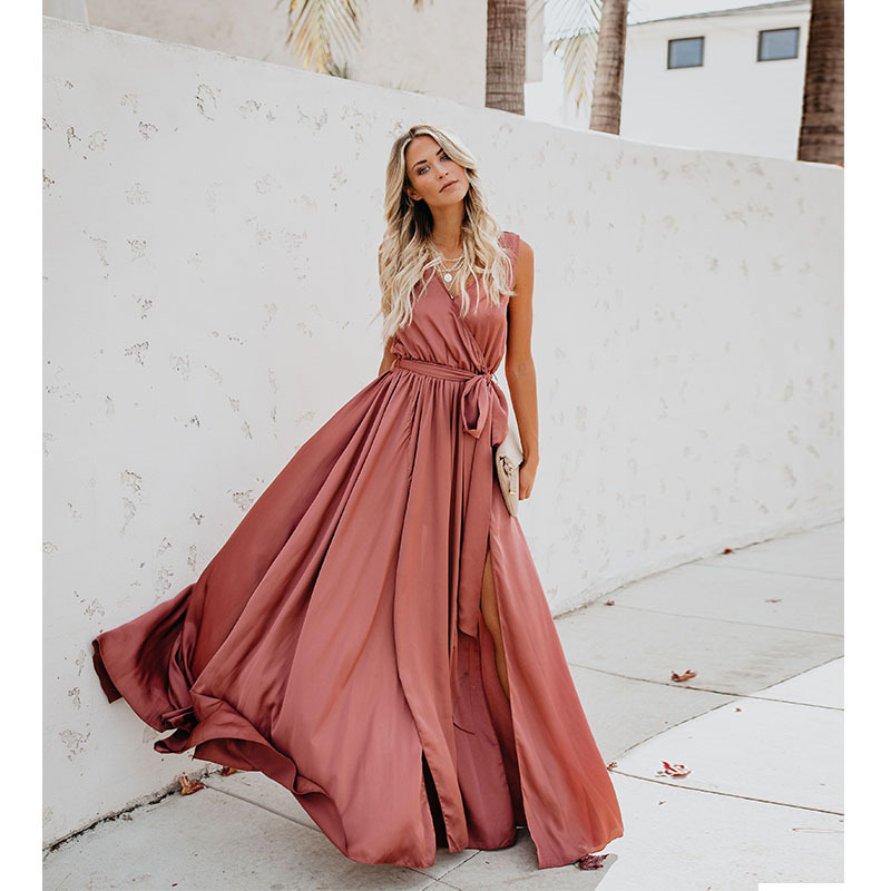 EP | Robe longue décolletée, sans manches, avec ceinture boutonnée