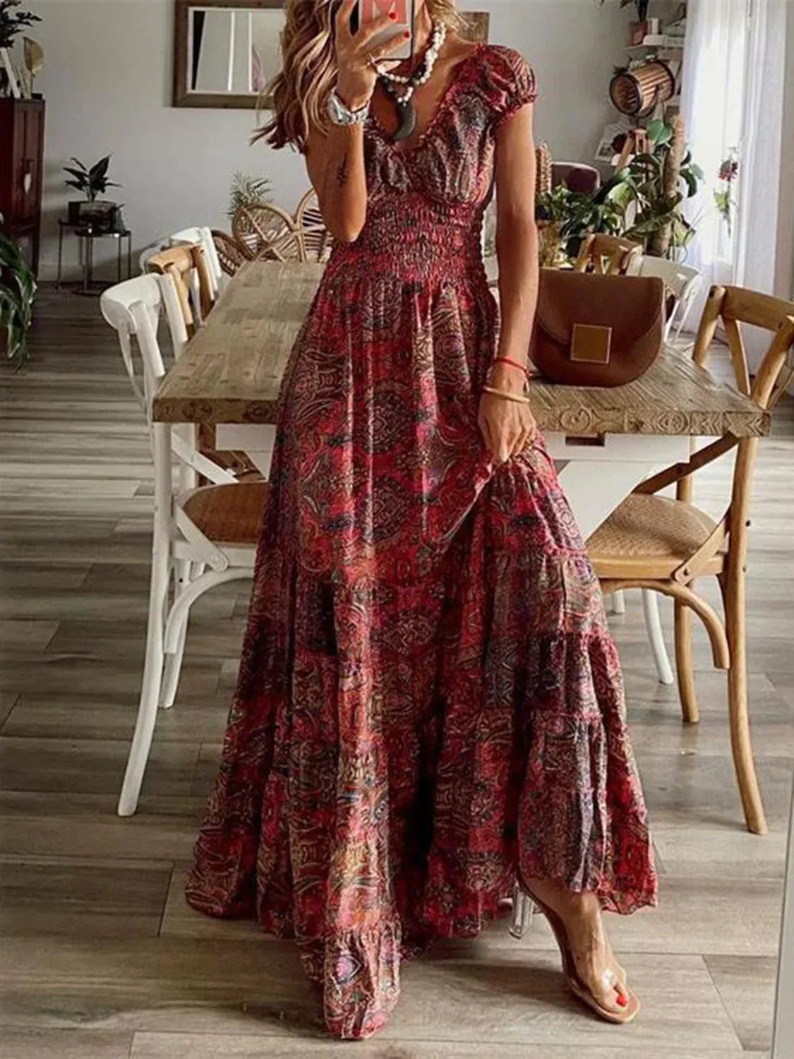 ND | Grande robe avec décolleté en V smocké et manches courtes