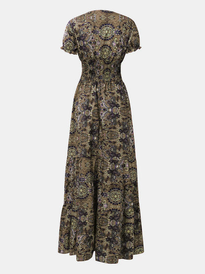 ND | Grande robe avec décolleté en V smocké et manches courtes