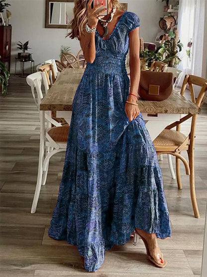 ND | Grande robe avec décolleté en V smocké et manches courtes