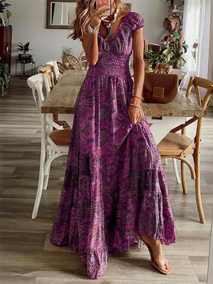 ND | Grande robe avec décolleté en V smocké et manches courtes