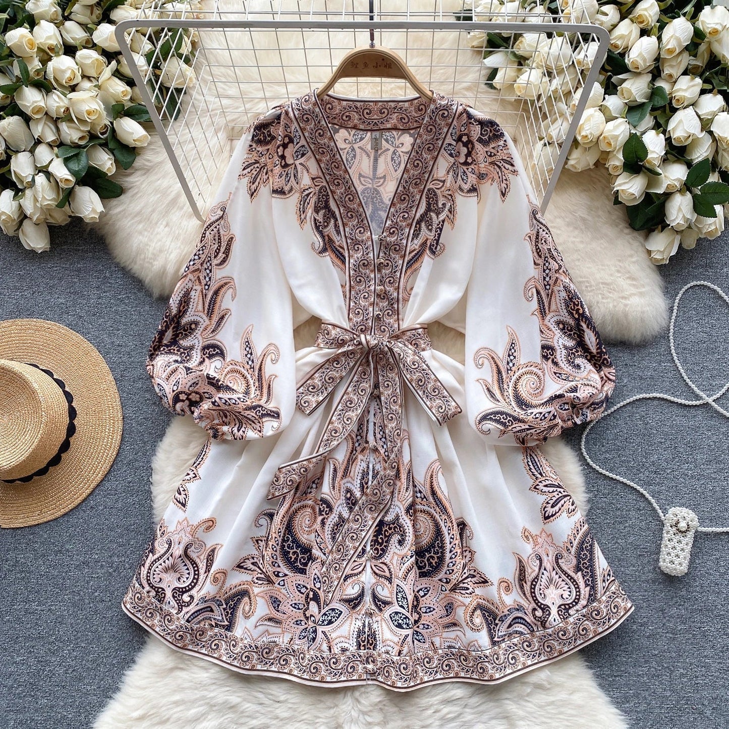 EP | Mini-robe élégante à l'imprimé vintage, manches bouffantes en ligne A et décolleté en V