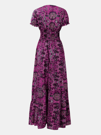 ND | Grande robe avec décolleté en V smocké et manches courtes